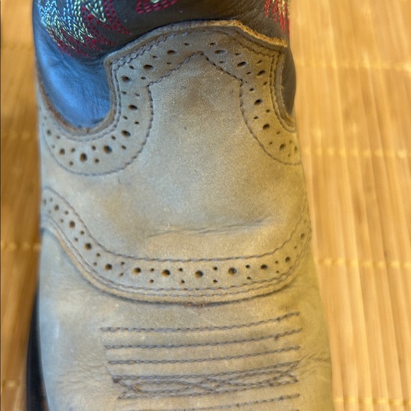 ARIAT BOYS WORKHOG PULL ON WESTERN BOOTS SZ 1 - Picture 10 of 15